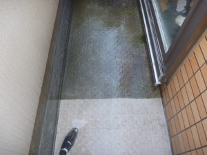 東京都大田区、ベランダ床クリーニング高圧洗浄中